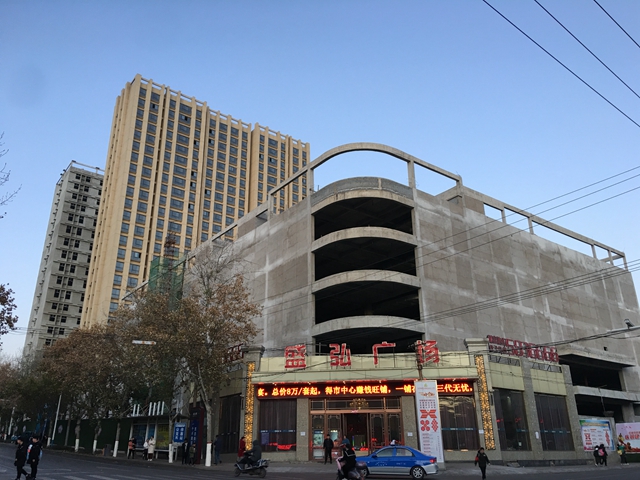 位于义马市中心的一个小区，打出每套最低8万的宣传语吸引客户 马纪朝/摄